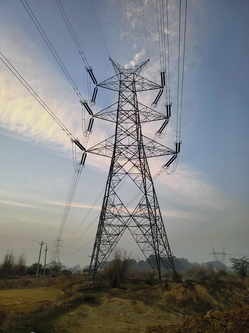 Vysokonapěťové vedení energetické sítě za soumraku