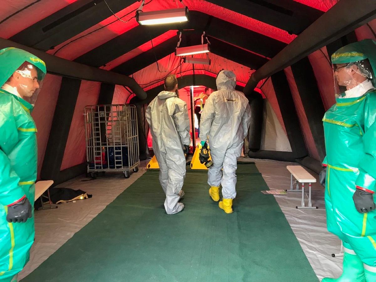 Dekontaminační stanoviště s chemickými ochrannými obleky