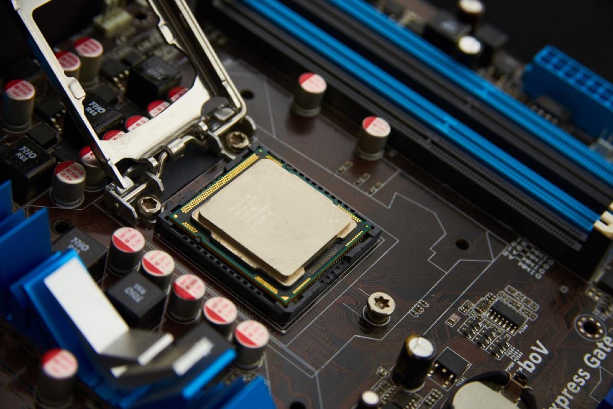 Elektronika a základní deska ohrožená pulzem EMP